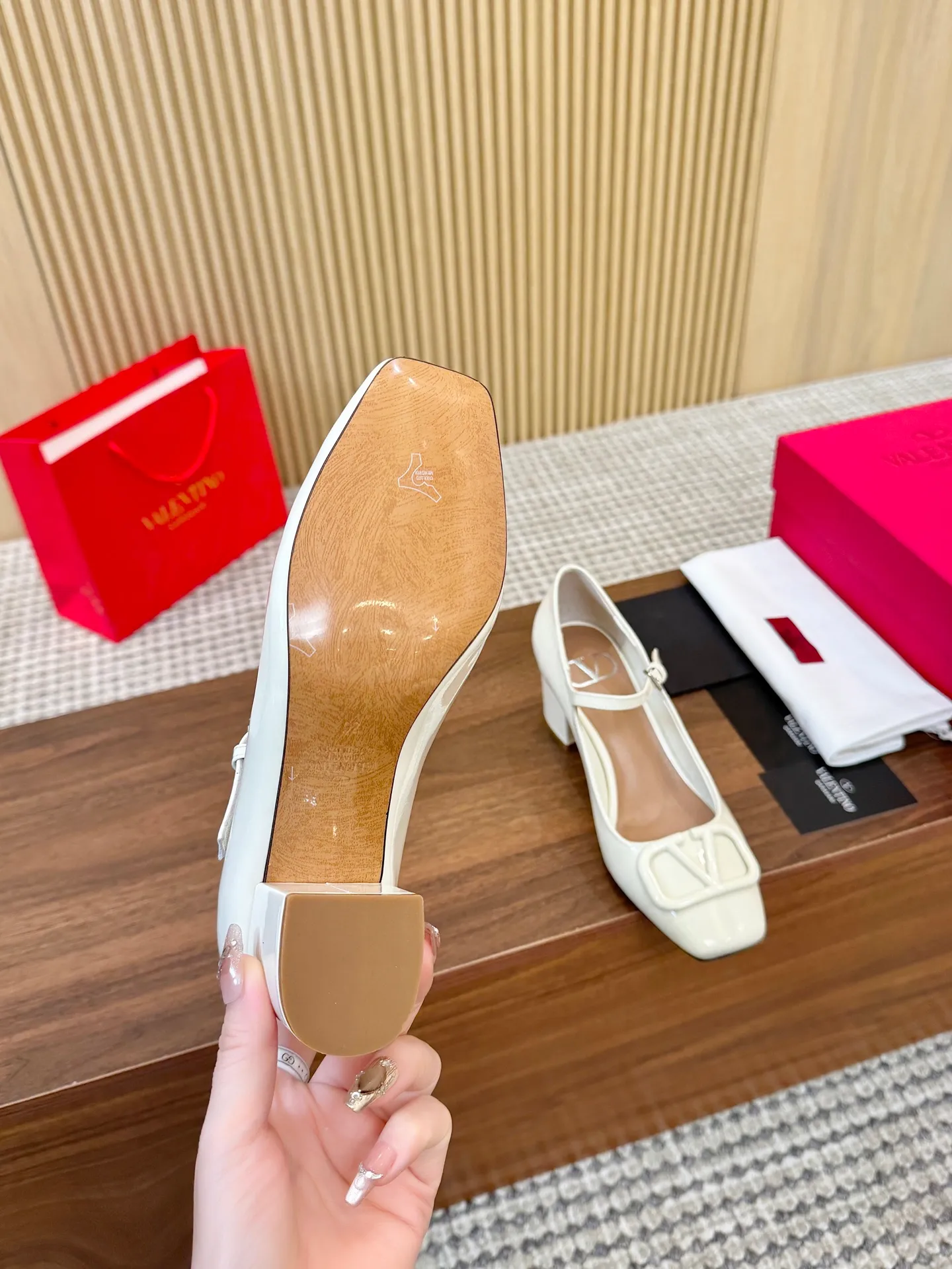 👟👟Ex-factory price 460👟👟 Genuine leather sole + 40 Valentino. Large v-buckle sandals ㊙️Latest series of counters Authentic grade version with perfect details. Authentic products are made one to one. All details are consistent with genuine ones. The upper foot is very pedicure type. The key point is that it is very good and easy to control. It does not grind the feet and does not tire the feet. Walking artifact, exclusive mold opening. The highest version on the market. Fabric: imported mixed sheepskin, lining and foot pads are all sheepskin. Code number (34 to 42) Customized sizes 34 and 42 are non-returnable and non-exchangeable. Heel height: 7.5CM. Rubber sole, leather sole +40